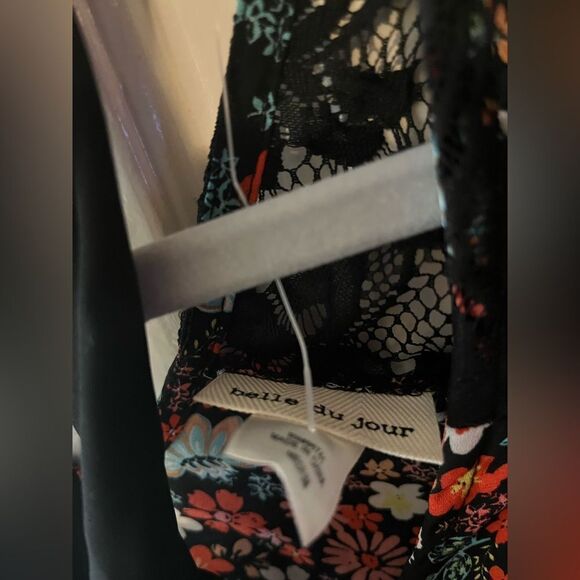 Belle Du Jour Floral Sleeveless Blouse Size Medium - Picture 5 of 5